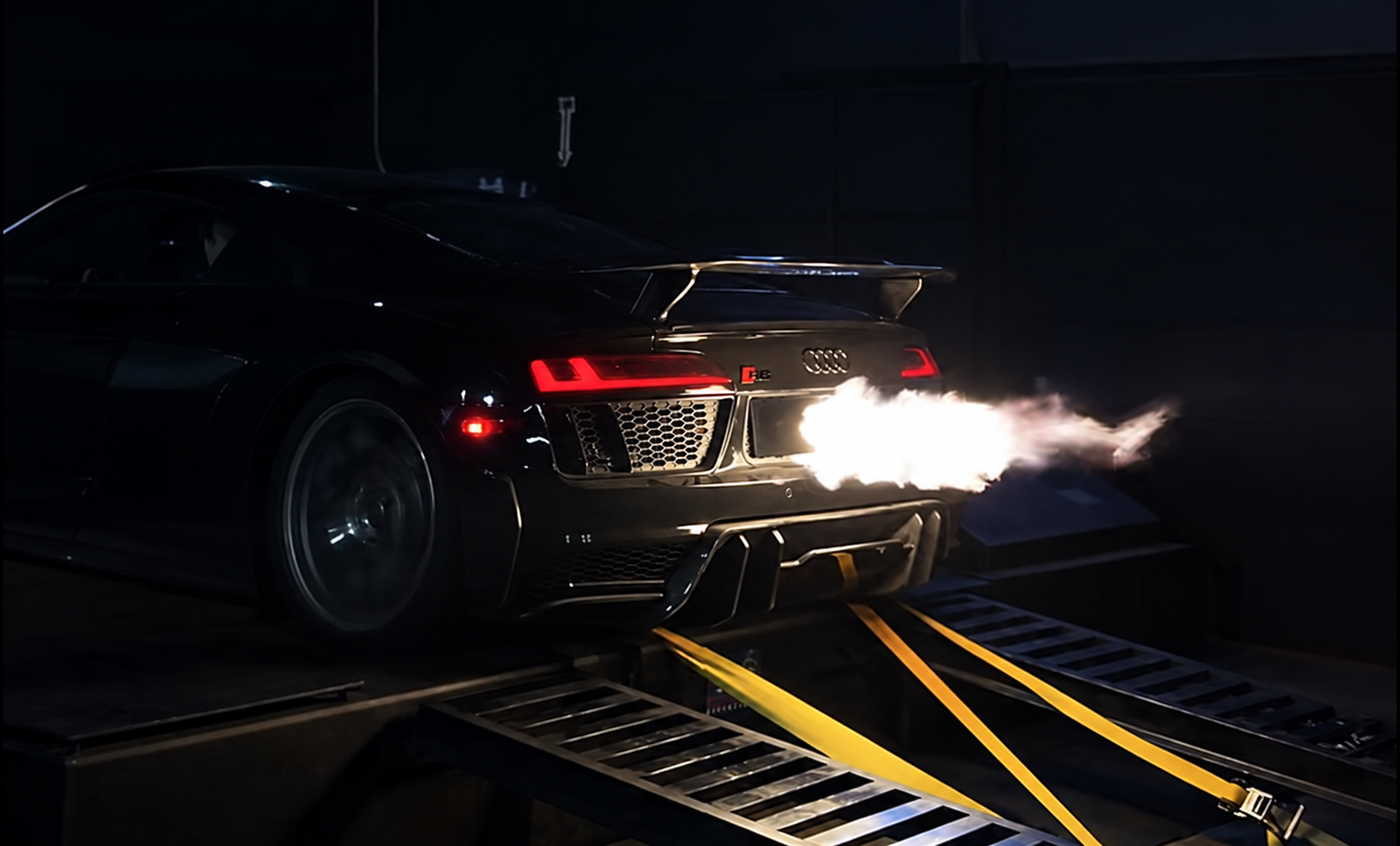 Audi R8 con Pops and Bangs y flames en banco de potencia