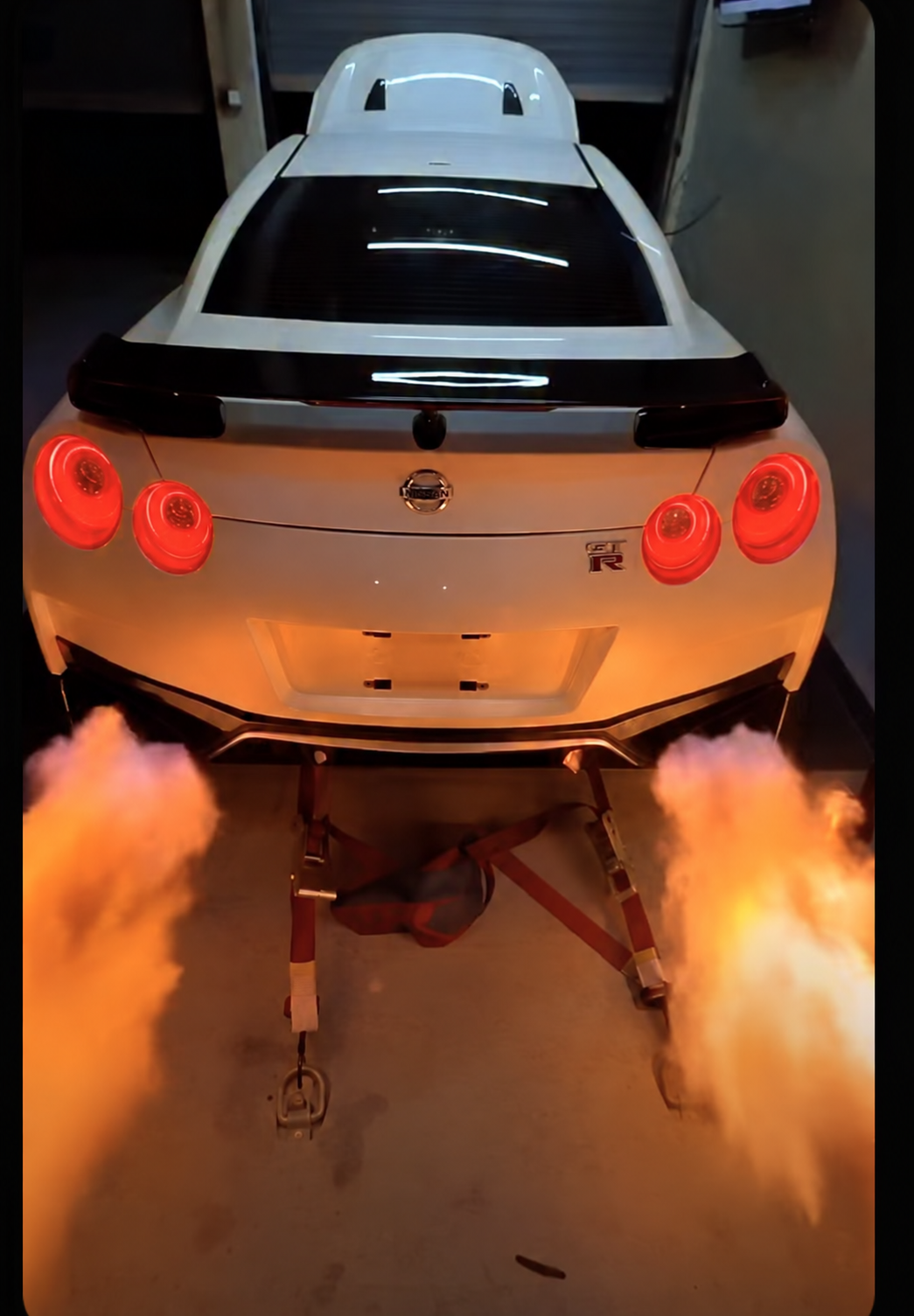 Nissan GT-R con flames y programación Pops and Bangs
