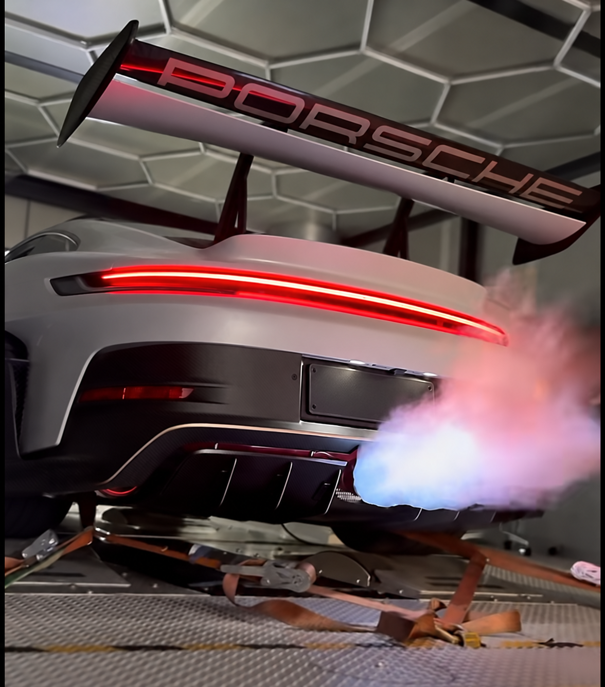 Porsche GT3 RS produciendo flames en banco de potencia